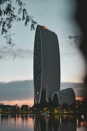 High-rise Marriott hotel, suitable for industrial climbing services